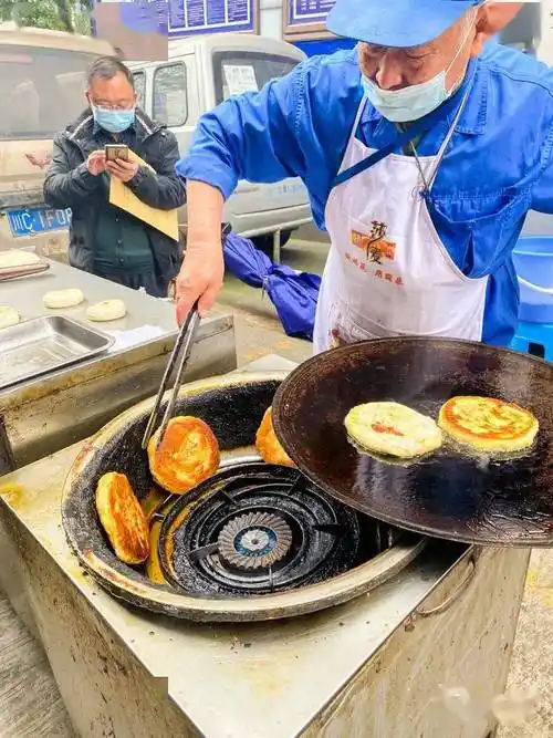 宜宾这几家藏在巷子里的老字号锅盔,每天全靠抢…_周大爷_肉饼_洞子口