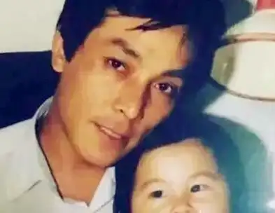 这位老爸的颜值怎么有点小吴彦祖的感觉,只是这孩子和老爸的画风不一