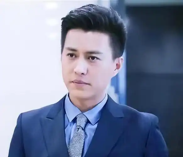 不得不说,靳东能够在中年时期走红是有原因的,至少在发型选择上,他就