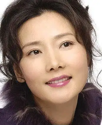 看了何赛飞年轻时的照片,就知道男主角为啥喜欢她