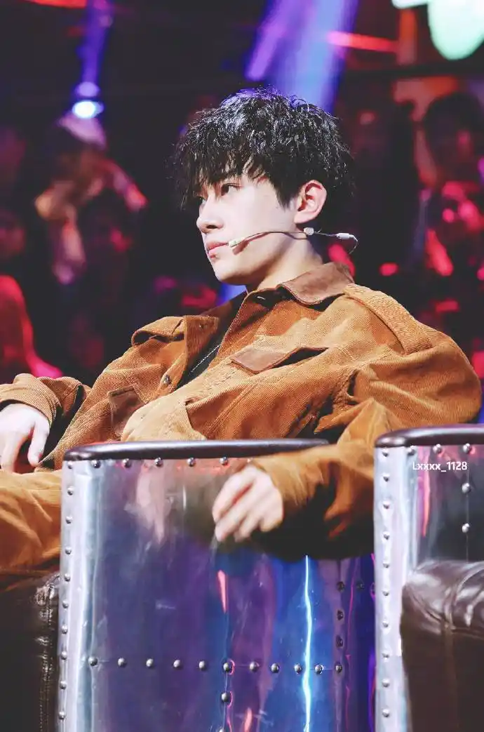 爱豆羊毛卷发型#可盐可甜可奶可飒,易烊千玺完美hold住神仙发型!