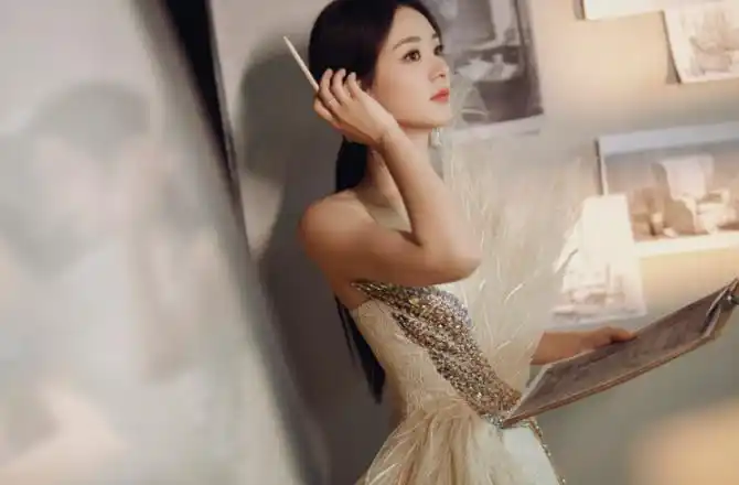 仙气十足赵丽颖金色凤凰裙亮相尽显女神范儿