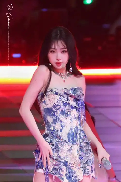 虞书欣超话#虞书欣南京演唱会#1028南京演唱会这套衣服也太闪了吧