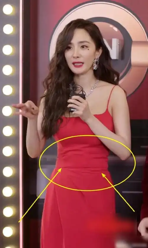 杨幂港风生图曝光吊带红裙风情万种而我却被她的腰围吸引了