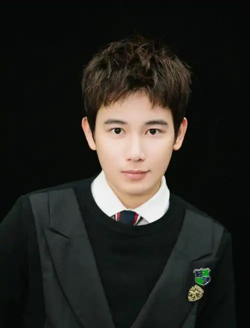 胡先煦超可爱,针织衫搭马甲现身活动,镜头前校园少年范十足