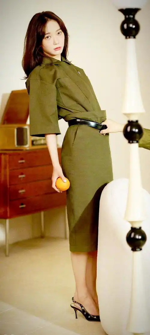 王珞丹身穿白丝,脚踩沙滩,二十年前的米莱得以重现