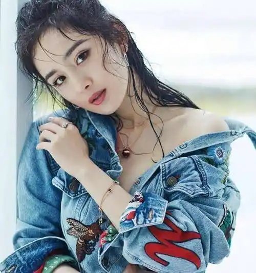 杨幂杂志封面大片曝光女神变得激情四射感觉很撩人_照片_形象_海报