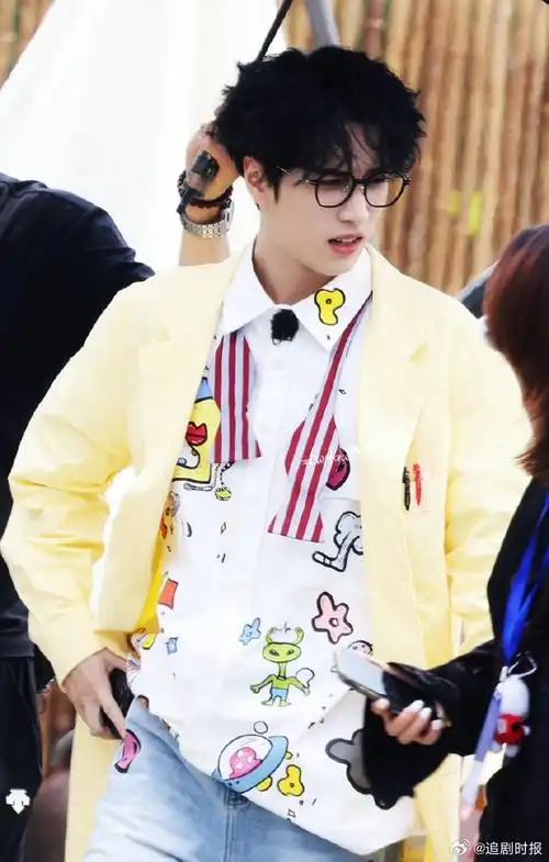 严浩翔卷毛眼镜造型##严浩翔幼态感