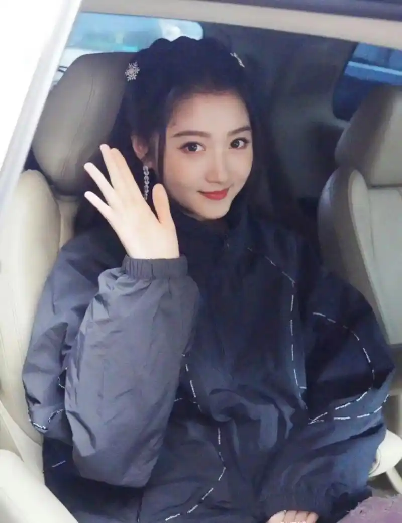 关晓彤今年已经27岁了,看起来还是像大学生一样年轻.