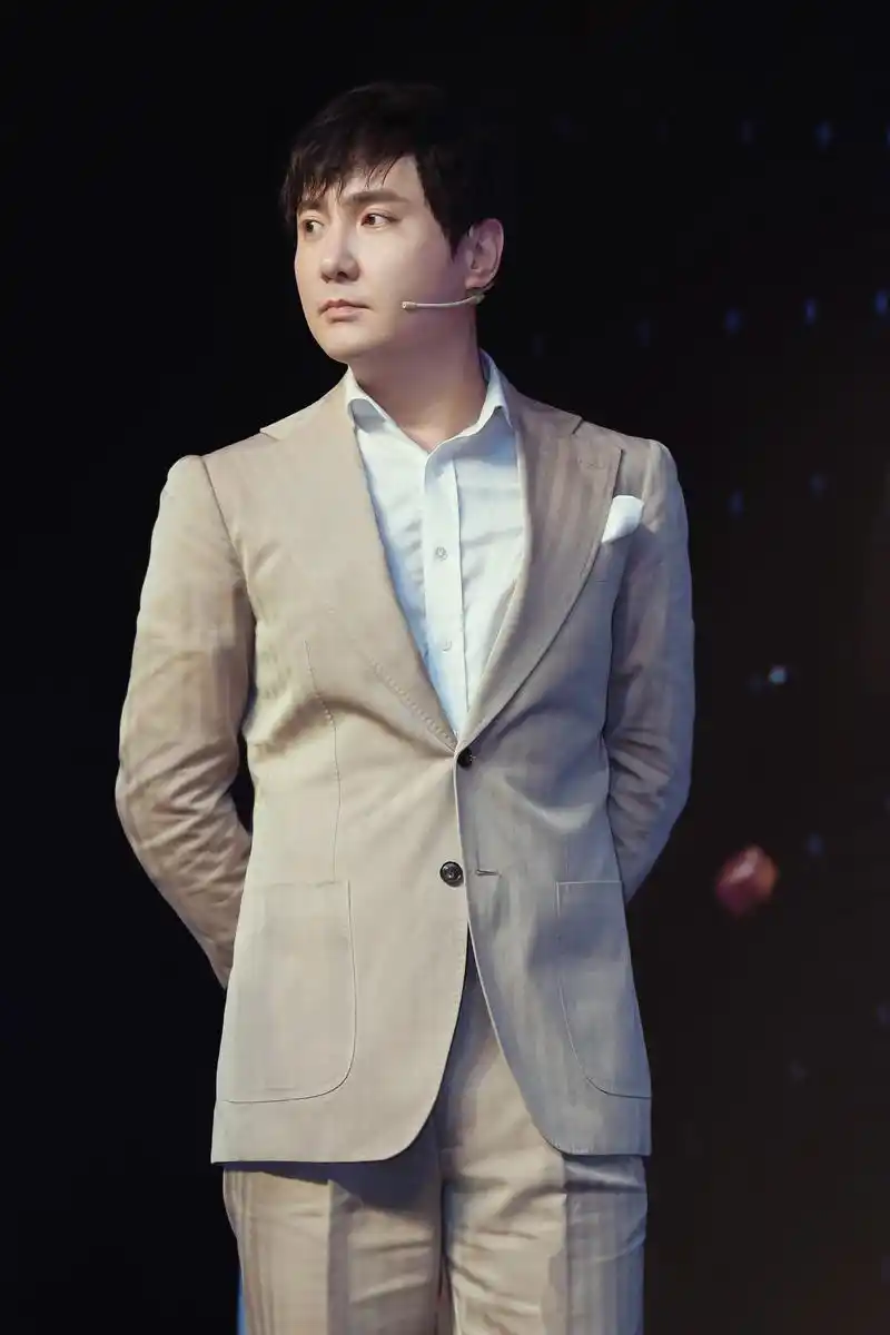 代言人沈腾来啦,现场不但以蟹作画,更是收获了绑螃蟹的新技能同款