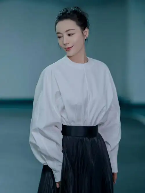 张静初亮相北京时装周闭幕式完美诠释优雅知性魅力