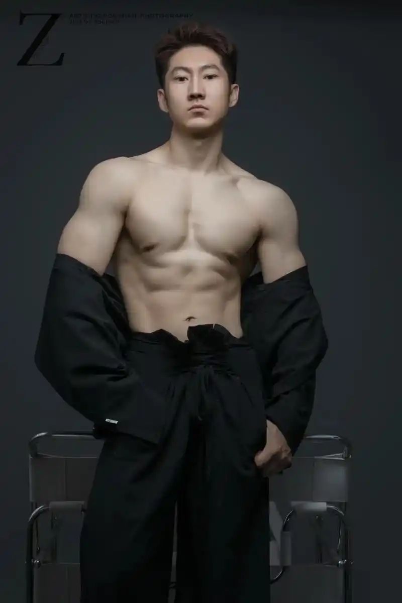 八块腹肌夏天得露出来.#包头 #男生写真 #这谁顶得住啊 # - 抖音