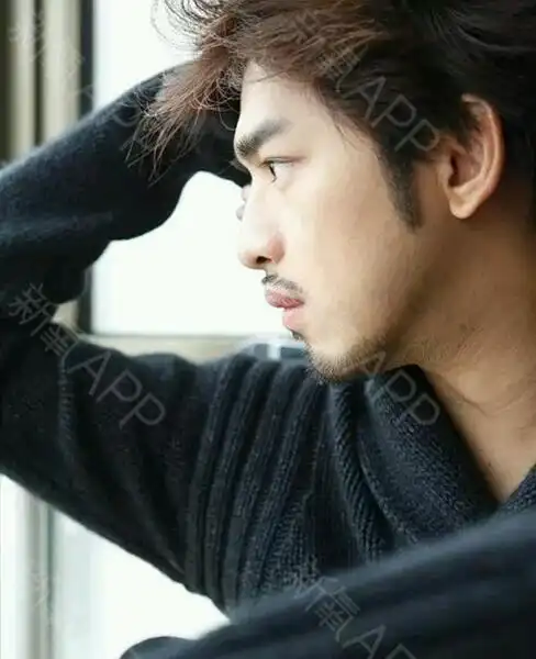 无鬓角不发型 种植鬓角秒变男神