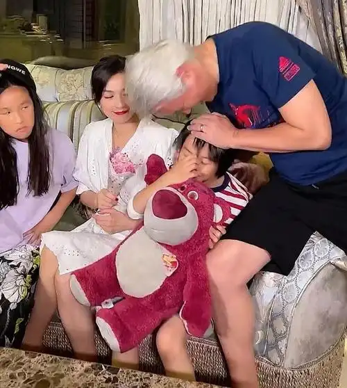 张庭夫妻巨额资产解封!儿女近照活泼,张庭罕发声,低调搬回上海