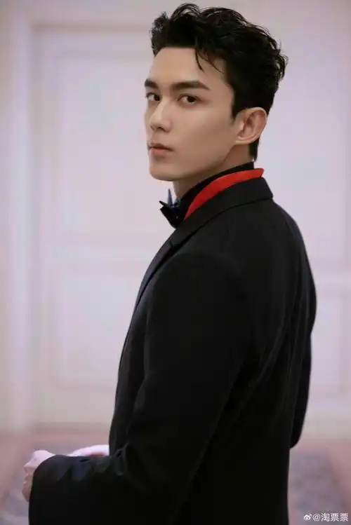 吴磊帅的很正气##吴磊一抹中国红红毯造型