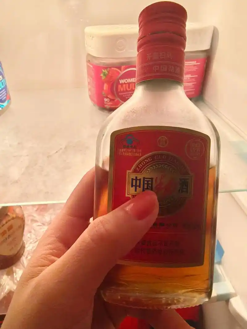 其实酒不好喝,我也不爱喝酒,可是喝完以后,那种不清醒的状态