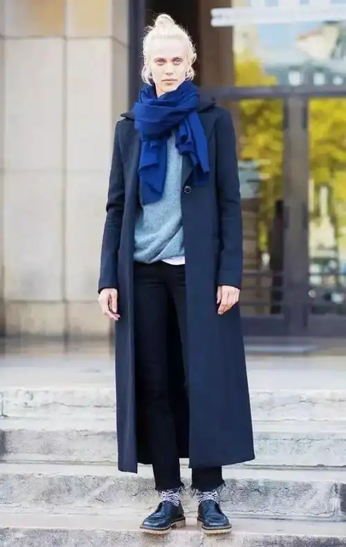 比起全身一体色的沉闷,分歧深浅的蓝色搭配条理感更雄厚,不轻易失足