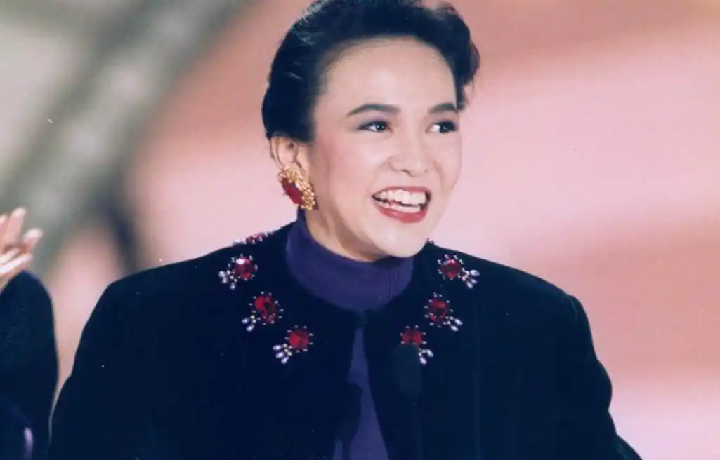 在郑裕玲晒出的照片中,她笑容灿烂地站在肖战的大屏广告前,时而比v