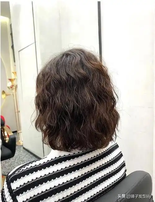 烫哪种头发好看女(最时尚的短烫发图片)(5)