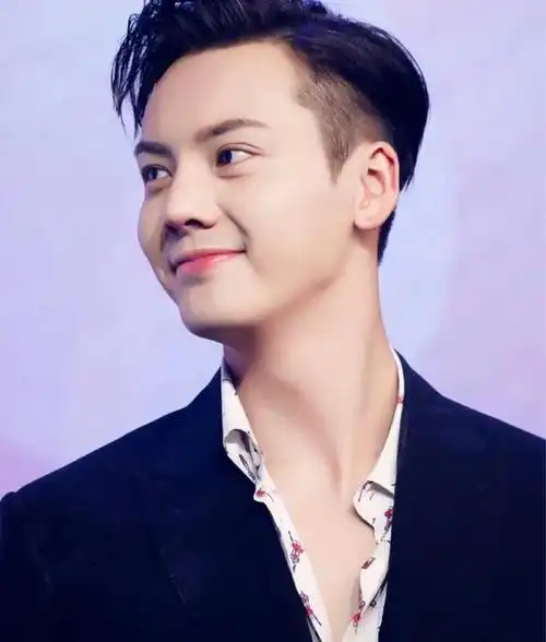 最近,陈伟霆的行程备受关注.