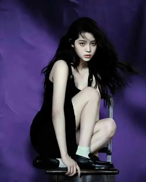 性感尤物欧阳娜娜黑色写真曝光事业线抢镜眼神性感撩人