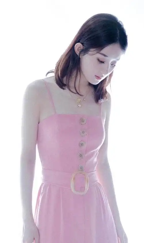 穿粉色吊带裙的赵丽颖,粉嫩嫩的像小姑娘,颜控们舔一脸