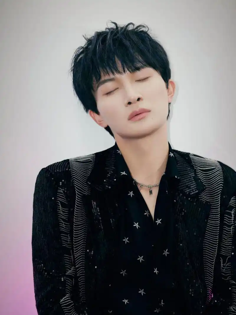 【周深】最适合做手机壁纸的九张图 当然啦,啾星每张图都好看! 但是自