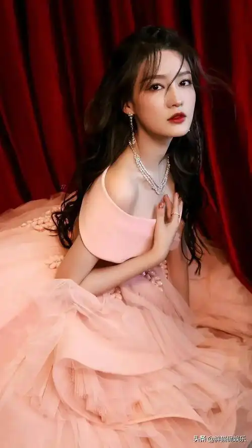 李沁一身粉色长裙化身美丽公主玩木偶的那一刻让人忍不住心动