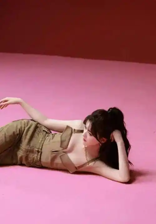 在这个时尚舞台上,赵露思选择了一件棕色抹胸连衣裙,简单却性感.