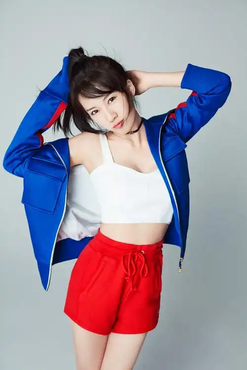 李念曝潮范儿运动写真 小秀腰线活力十足