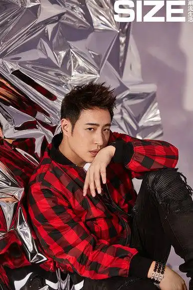 潘玮柏最新封面大片眼神杀演绎未来感