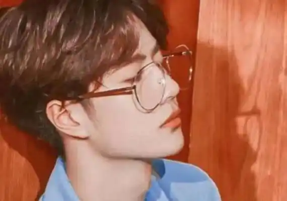 有种整容叫王一博戴眼镜正面照曝光后粉丝直言周震南