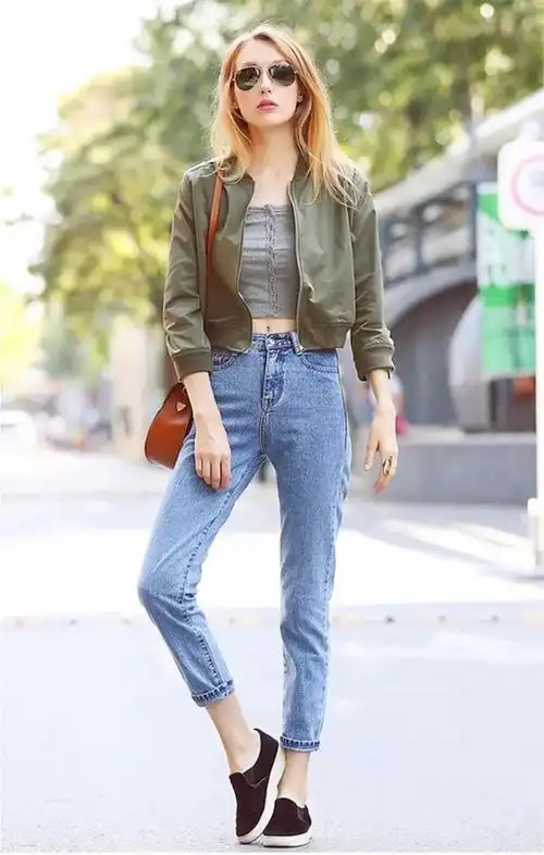 欧美街拍牛仔裤加露脐装配军绿外套率性的气质
