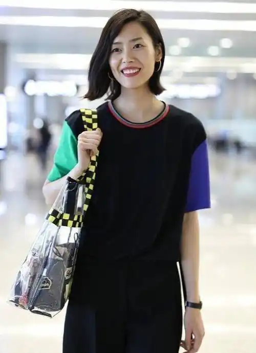 大表姐刘雯清爽现机场,穿搭黑色半裙好洋气,招牌治愈笑容惹人爱
