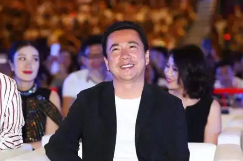 王中军:公司缺钱,卖房!王中磊:同小区的房子,我2年前已卖!