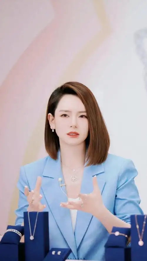 戚薇活动造型分享,蓝色西装清爽干练,搭配白色内搭简单不失高级,笑