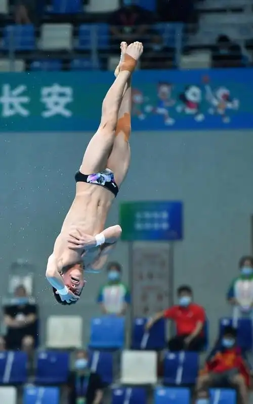 回顾:男性跳水运动员不仅要刮体毛,还要穿三角游泳裤,是何原因?