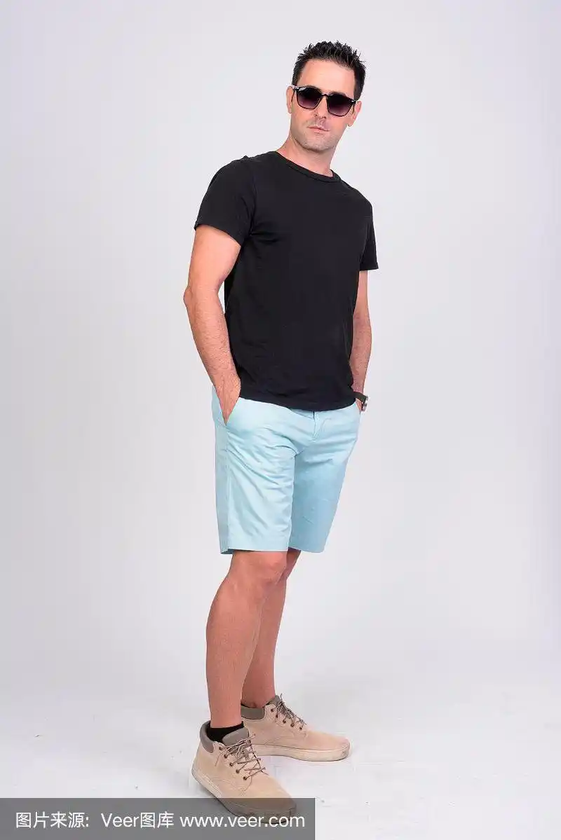 帅哥戴墨镜的全身照
