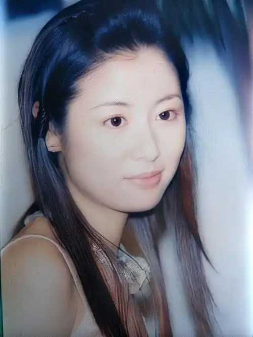 原创林心如早年素颜写真被修复吊带上衣配牛仔裤打扮平淡却很养眼