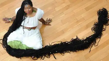世界上最长的头发,长度达到110英尺,走路需要抱在手上