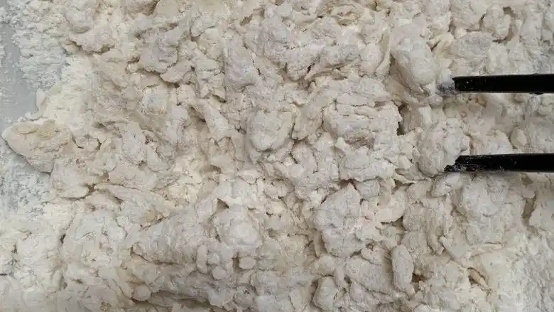 芝士肠仔包,筷子搅拌成棉絮状.