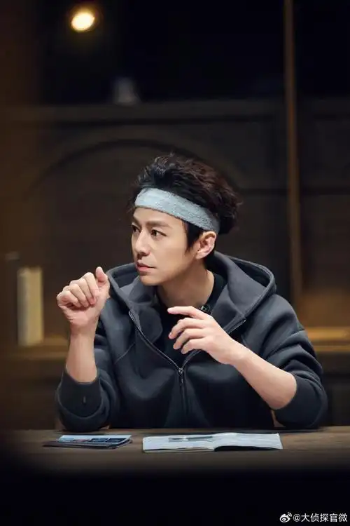 【《#大侦探有风的地方#》高清剧照】之何千万@何炅:  火遍全网的千万