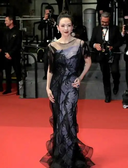 巩俐仅剩一点的"体面",都被章子怡扒光了,戛纳清场红光满面