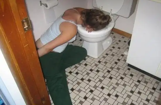 国外美女酒吧狂欢太兴奋醉酒后失态丑态百出