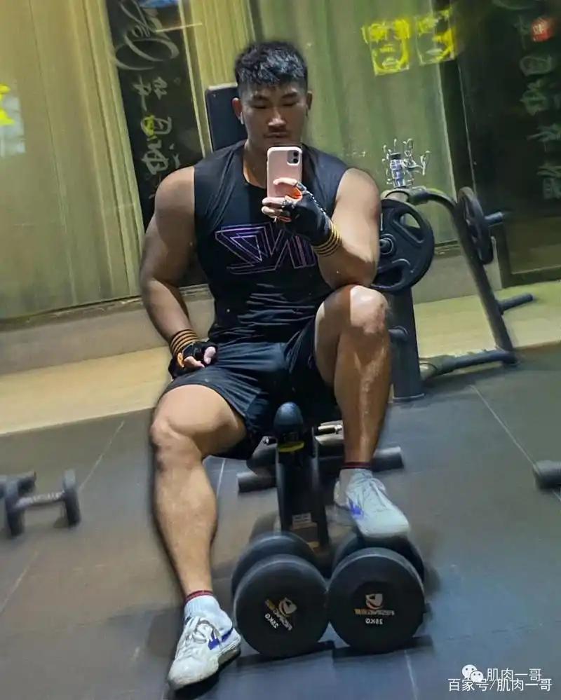 成都肌肉男晒大腿照走红,网友:这是保时捷发动机么?