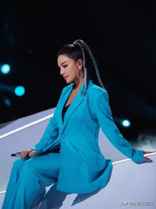 江映蓉是得罪了造型师吗?深肤色还穿荧光绿,网友:没眼看