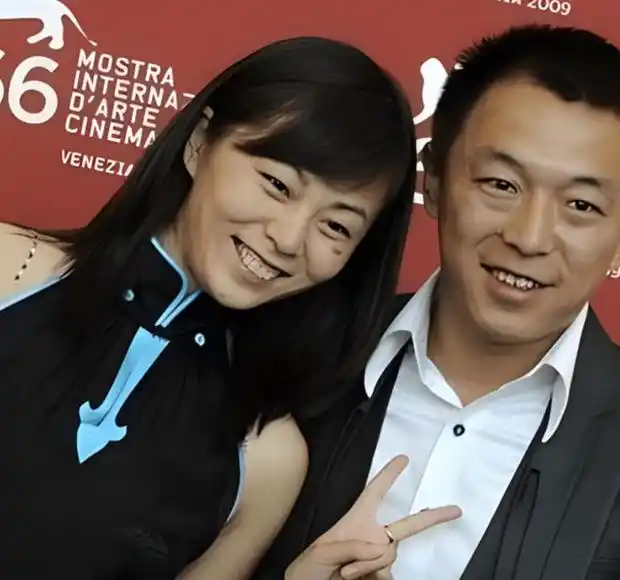 黄渤与妻子的爱情传奇:13年追求,46岁宠成公主!