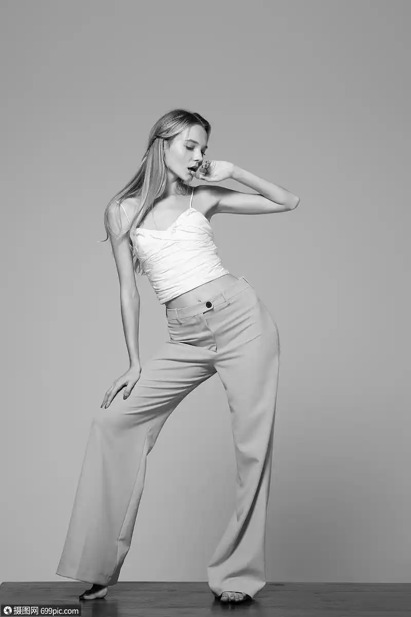 外国女模特黑白全身照时尚美丽