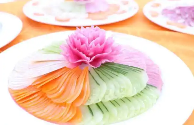 冷拼又称花色冷盘,花色拼盘,工艺冷拼等,是由一般的冷菜拼盘逐渐发展