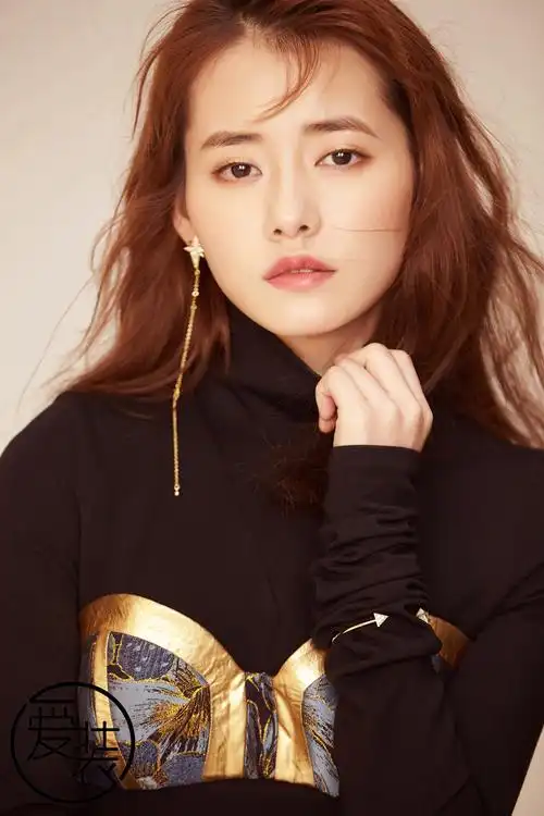 柴碧云个性演绎"黑色诱惑" 肆意不羁尽显洒脱魅力